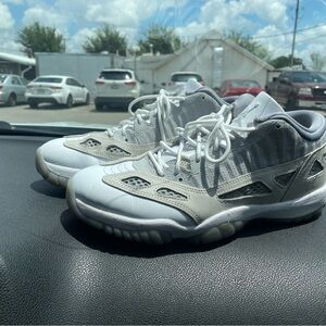 USED Jordan retro 11 low IE.